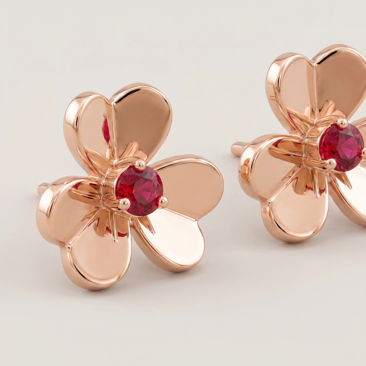 Frivole Mini Flower Earrings