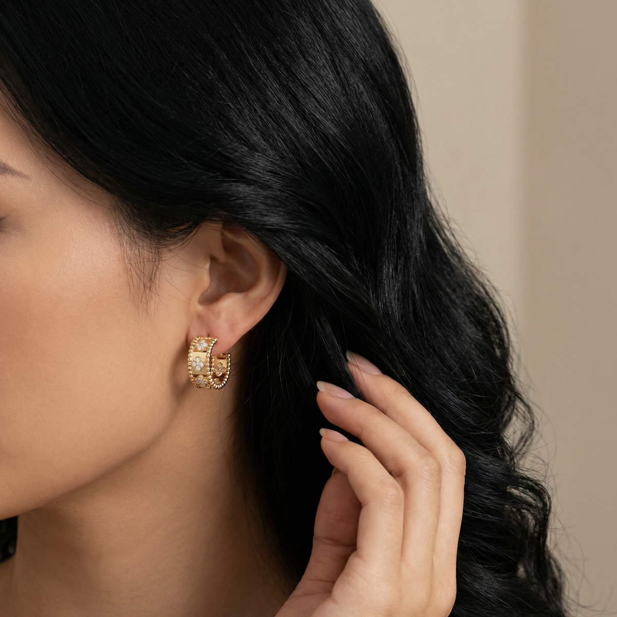 Perlée Clovers Diamonds Hoop Earrings