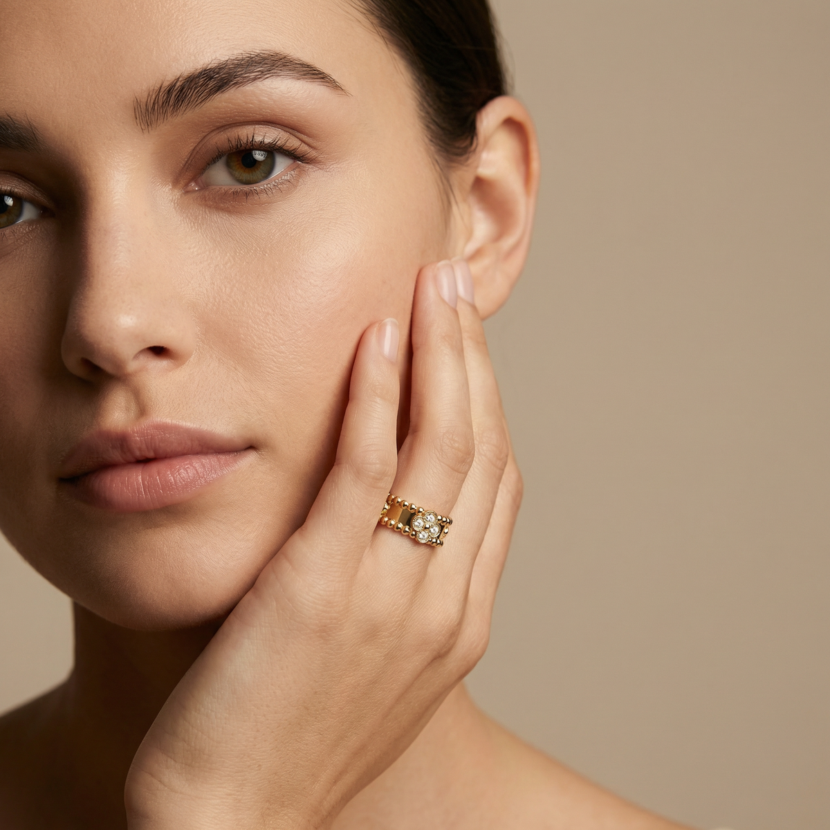 Wide Clover Perlée Diamonds Ring