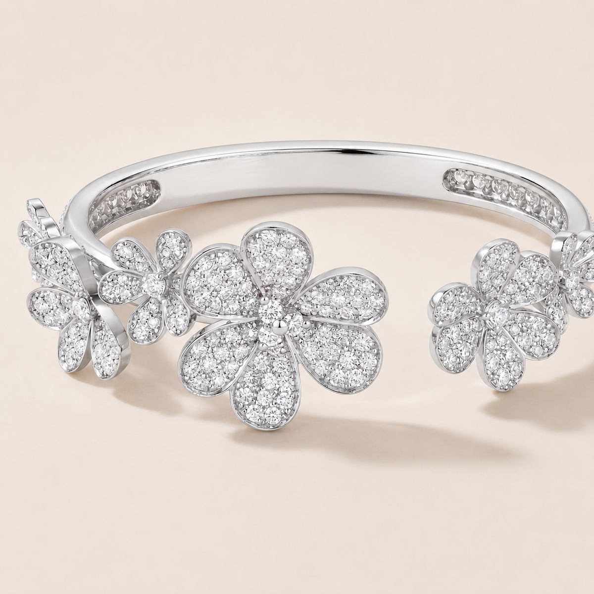 Frivole Seven Flowers Pavé Diamonds Bracelet